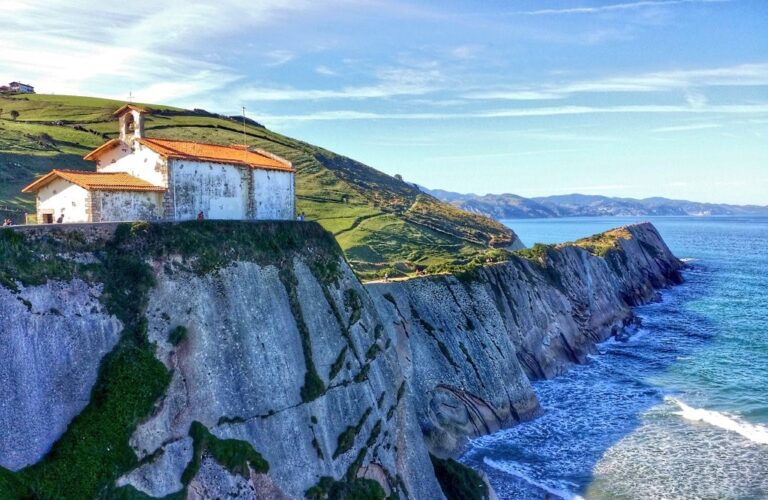 Zumaia ahuna la majestuosidad de la naturaleza geológica con la autenticidad de un pueblo vasco